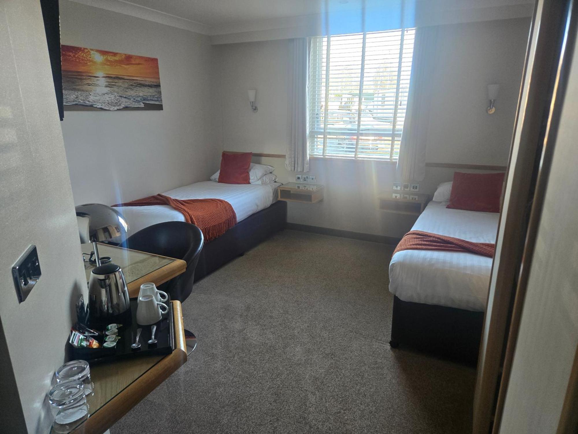 Damon'S Hotel Lincoln Bagian luar foto